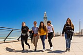 Marokko, Casablanca, Vorplatz der Hassan II Moschee, Studenten bei einem Spaziergang