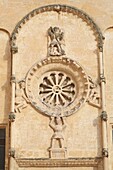 Italien, Basilikata, Matera, Piazza Vittorio Veneto, Kulturhauptstadt Europas 2019, Fassadenskulptur der romanischen Kirche San Domenico (13. Jahrhundert)