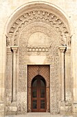 Italien, Basilikata, Matera, Kulturhauptstadt Europas 2019, Eingangstor zur Kirche San Giovanni Battista (13. Jahrhundert)