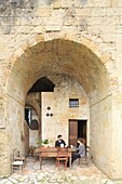 Italien, Basilikata, Matera, Kulturhauptstadt Europas 2019, von der UNESCO zum Weltkulturerbe erklärte Troglodyten-Altstadt, Sasso Barisano, Hotel Sextantio (Grotte della civita) im Tuffstein ausgegraben