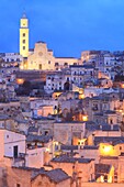 Italien, Basilikata, Matera, von der UNESCO zum Weltkulturerbe erklärte troglodytische Altstadt, Kulturhauptstadt Europas 2019, Sassi di Matera, Blick auf den Sasso Barisano und den Dom (Duomo) von der Piazza Vittorio Veneto