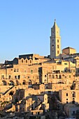 Italien, Basilikata, Matera, von der UNESCO zum Weltkulturerbe erklärte Troglodyten-Altstadt, Kulturhauptstadt Europas 2019, Sassi di Matera, Sasso Barisano und Dom (Duomo)