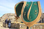 Italien, Basilikata, Matera, Kulturhauptstadt Europas 2019, von der UNESCO zum Weltkulturerbe erklärte troglodytische Altstadt, Sassi di Matera, Sasso Barisano, Salvador Dalí-Skulptur