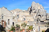 Italien, Basilikata, Matera, von der UNESCO zum Weltkulturerbe erklärte Troglodyten-Altstadt, Kulturhauptstadt Europas 2019, Sassi di Matera, Sasso Caveoso mit Monterrone-Felsvorsprung am Fuß