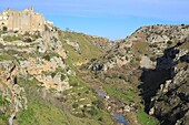 Italien, Basilikata, Matera, von der UNESCO zum Weltkulturerbe erklärte troglodytische Altstadt, Kulturhauptstadt Europas 2019, Sassi di Matera, Kloster Sant'Agostino und der Fluss Gravina