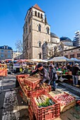Frankreich, Lot, Cahors, Markttag am Fuße der Kathedrale Saint Etienne