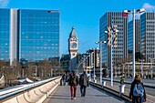 Frankreich, Paris, Pont Charles de Gaulle von den Architekten Louis Gerald Arretche und Roman Karansinski und Geschäftsviertel Gare de Lyon, im Hintergrund der Tour de l'Horloge (Uhrenturm)