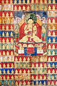 Indien, Bundesstaat Jammu und Kaschmir, Himalaya, Ladakh, Indus-Tal, Matho-Kloster (gompa), zentrales Detail des Stücks Nr. 77 der Sammlung, ein Thangka aus dem 18. Jahrhundert nach der Restaurierung. Er stellt Vairocana dar, den kosmischen Ur-Buddha. Die Handgeste des Dharma-Rades ist ein charakteristisches Merkmal von Tathagata Vairocana und Shakyamuni. Er wird von zwei Bodhisattvas unterstützt. Die 200 Buddhas, die die zentrale Figur umgeben, sind mit Blattgold vergoldet.