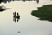 France, Vaucluse, Caderousse, fishermen on the lone upstream of the Caderousse Dam