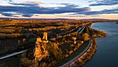 Frankreich, Vaucluse, Châteauneuf du Pape, Schloss von L'Hers (Xe) am Ufer der Rhone (Luftaufnahme)