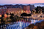 Frankreich, Alpes Maritimes, Nizza, von der UNESCO zum Weltkulturerbe erklärt, Promenade du Paillon, Place Massena, der Spiegel des Wassers, im Hintergrund das Mittelmeer
