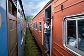 Sri Lanka, Provinz Uva, die Bahnlinie, die Badulla mit Kandy verbindet, führt durch Bergregionen und Teeplantagen