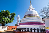 Sri Lanka, Eastern province, Trincomalee (or Trinquemalay), Gokanna Rajamaha Buddhist temple atop Swami Rock promontory