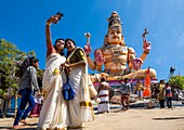 Sri Lanka, Ostprovinz, Trincomalee (oder Trinquemalay), Hindu-Tempel Koneswaram auf der Landzunge Swami Rock, Selfie vor der Shiva-Statue
