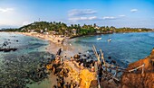 Sri Lanka, Südprovinz, Mirissa, Strand von Mirissa vom Parrot Rock aus gesehen