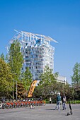 Frankreich, Rhone, Lyon, Stadtviertel La Confluence südlich der Presqu'ile, in der Nähe des Zusammenflusses von Rhone und Saone, ist das erste vom WWF zertifizierte nachhaltige Stadtviertel Frankreichs, Le Monolithe, Wohngebäude und Büros