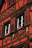 Frankreich, Haut Rhin, Ribeauville, Route des Vins d'Alsace, Verzierungen an der Fassade eines Hauses in La Grand'Rue