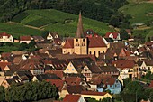 Frankreich, Haut Rhin, Route des Vins d'Alsace, Ammerschwihr, Gesamtansicht der Weinberge und des Dorfes