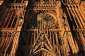 Frankreich, Bas Rhin, Straßburg, Die Fassade der Kathedrale Notre Dame bei Sonnenuntergang