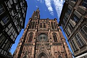 Frankreich, Bas Rhin, Straßburg, Die Fassade der Kathedrale Notre Dame bei Sonnenuntergang