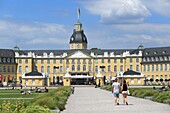 Deutschland, Baden Württemberg, Karlsruhe, der Schlossplatz und im Hintergrund das Karlsruher Schloss