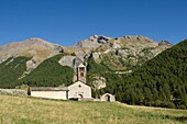 Frankreich, Alpes de Haute Provence, Ubaye-Massiv, Barcelonnette, die Kirche von Maljasset und die Marienspitzen (3206m)