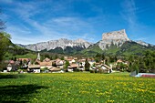 Frankreich, Isere, Trieves, das Dorf Chichilianne am Fuße des Mont Aiguille (2085m)