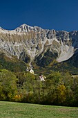 Frankreich, Isere, Trieves, das Dorf von Treminis und der Kopf des Aupet (2627m)