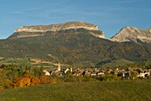 Frankreich, Isere, Trieves, Gesamtansicht von Mens und dem Chatel oder Calvin's cap (1937m), der durch den Col de la Breche von der Nadel getrennt ist