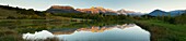 Frankreich, Isere, Trieves, Panoramablick bei Sonnenuntergang auf den Marais-See mit Spiegelung des Obiou-Massivs (2790m)