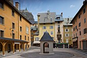 Frankreich, Hautes Alpes, Briancon, der restaurierte Militärplatz im Jahr 2012, der alte Brunnen wurde identisch wiederaufgebaut