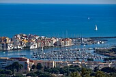 Frankreich, Herault, Agde, Kap von Agde, der Jachthafen vom Berg Saint-Loup aus gesehen