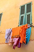 Frankreich, Alpes Maritimes, Nizza, von der UNESCO zum Weltkulturerbe erklärt, Stadtteil Alt-Nizza, trockene Wäsche auf einem Trockengestell über der Straße