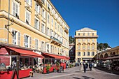 Frankreich, Alpes Maritimes, Nizza, von der UNESCO zum Weltkulturerbe erklärt, Altstadtviertel von Nizza, Uferpromenade Cours Saleya, im Hintergrund der Palast Pierlas Cais