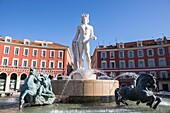 Frankreich, Alpes Maritimes, Nizza, von der UNESCO zum Weltkulturerbe erklärt, Place Massena, die Fontaine du Soleil und die Appollon-Statue