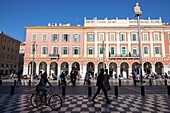 Frankreich, Alpes Maritimes, Nizza, von der UNESCO in die Liste des Weltkulturerbes aufgenommen, Place Massena und hockende Statuen des Werkes '' Conversation in Nice '' des katalanischen Künstlers Jaume Plensa