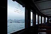 Hongkong, Hongkong, Kowloon, Blick von Kowloon über den Victoria-Hafen und die Insel Hongkong von der Star Ferry aus gesehen
