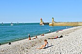 Frankreich, Seine Maritime, Pays de Caux, Cote d'Albatre (Alabasterküste), Fecamp, der Strand, Leuchtturm an der Hafeneinfahrt