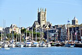 Frankreich, Seine Maritime, Pays de Caux, Cote d'Albatre (Alabasterküste), Fecamp, der Hafen und die Kirche Saint Etienne
