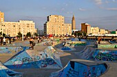 Frankreich, Seine Maritime, Le Havre, von Auguste Perret wiederaufgebaute Stadt, die von der UNESCO zum Weltkulturerbe erklärt wurde, der Skatepark und der Laternenturm der Kirche Saint Joseph