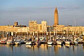 Frankreich, Seine Maritime, Le Havre, von Auguste Perret wiederaufgebaute Stadt, von der UNESCO zum Weltkulturerbe erklärt, Anse de Joinville, Jachthafen mit dem Glockenturm der Kirche Saint-Joseph am Fuße