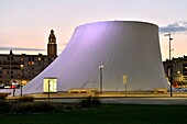 Frankreich, Seine Maritime, Le Havre, von Auguste Perret wiederaufgebaute Stadt, von der UNESCO zum Weltkulturerbe erklärt, das Bassin du Commerce, der Vulkan des Architekten Oscar Niemeyer und der Laternenturm der Kirche Saint Joseph