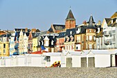 Frankreich, Somme, Mers-les-Bains, Badeort am Ärmelkanal, der Strand mit seinen 300 Strandhütten, im Hintergrund die Kreidefelsen