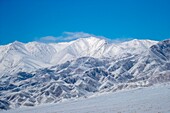 Mongolei, Westmongolei, Altaigebirge, Tal mit Schnee und Felsen