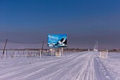 Mongolei, Westmongolei, Altaigebirge, Tal mit Schnee und Felsen, Straße bei Khovd