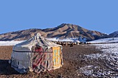 Mongolei, Westmongolei, Altaigebirge, Tal mit Schnee und Felsen, Schafstall, Jurte im Schnee, Ziegen- und Schafzucht