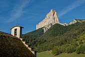 Frankreich, Isere, Massif du Vercors, Trieves, Chichilianne, die strohgedeckte Kapelle von Tresanne und Mont Aiguille