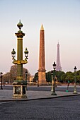 Frankreich, Paris, von der UNESCO zum Weltkulturerbe erklärtes Gebiet, Place de la Concorde und Eiffelturm im Hintergrund