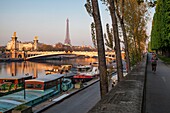 Frankreich, Paris, von der UNESCO zum Weltkulturerbe erklärtes Gebiet, Seine-Ufer, Hafen der Champs Elysees, Brücke Alexandre III und Eiffelturm