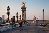 Frankreich, Paris, Gebiet, das von der UNESCO zum Weltkulturerbe erklärt wurde, die Brücke Alexander III. und die Invaliden